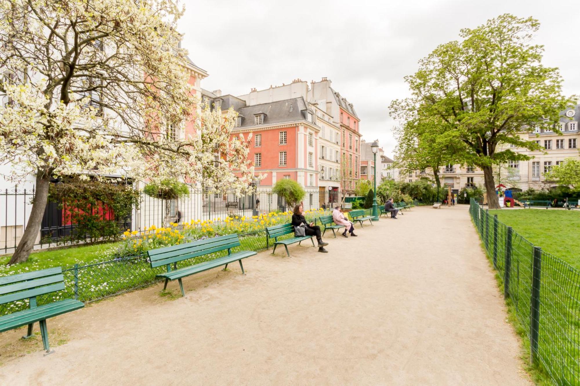Marais Place Des Vosges Sevigne Paris